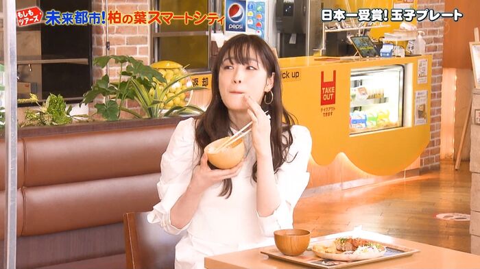 Hikaru Takahashi eats something like fried chicken with a nasty 17th image